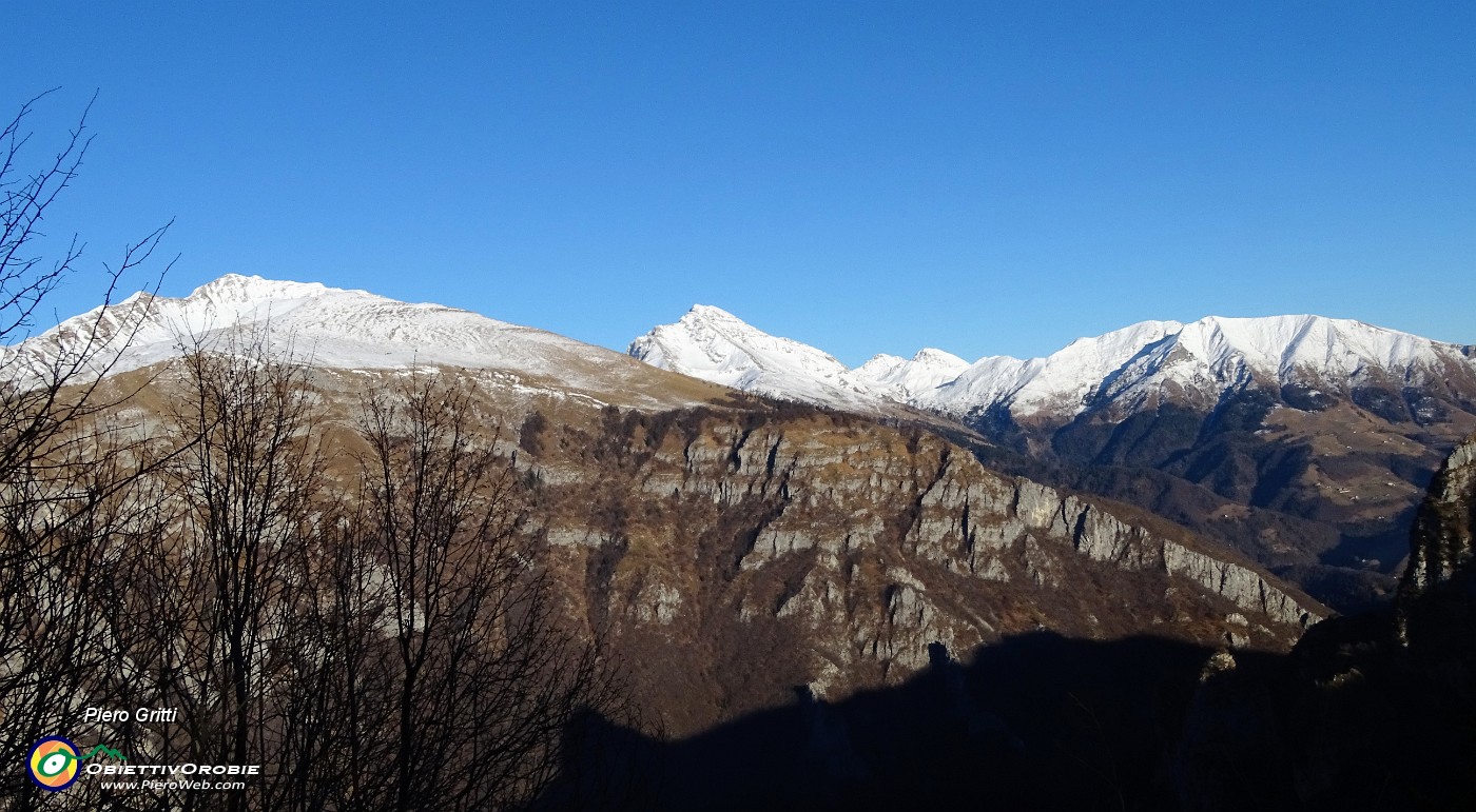 51 Panorama dalla cresta di vetta su Menna, Arera, Grem innevati.JPG -                                